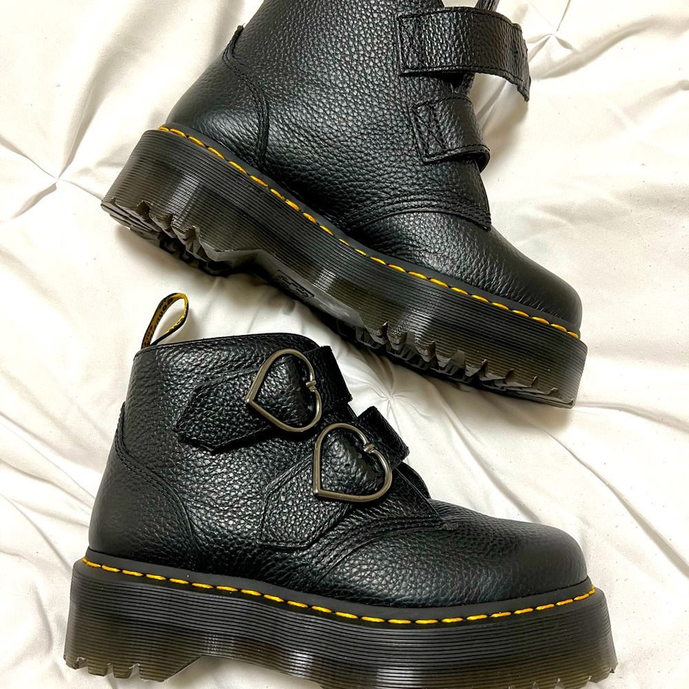DOC MARTENS DEVON HEART BUCKLE LEATHER PLATFORM BOOTS size 8